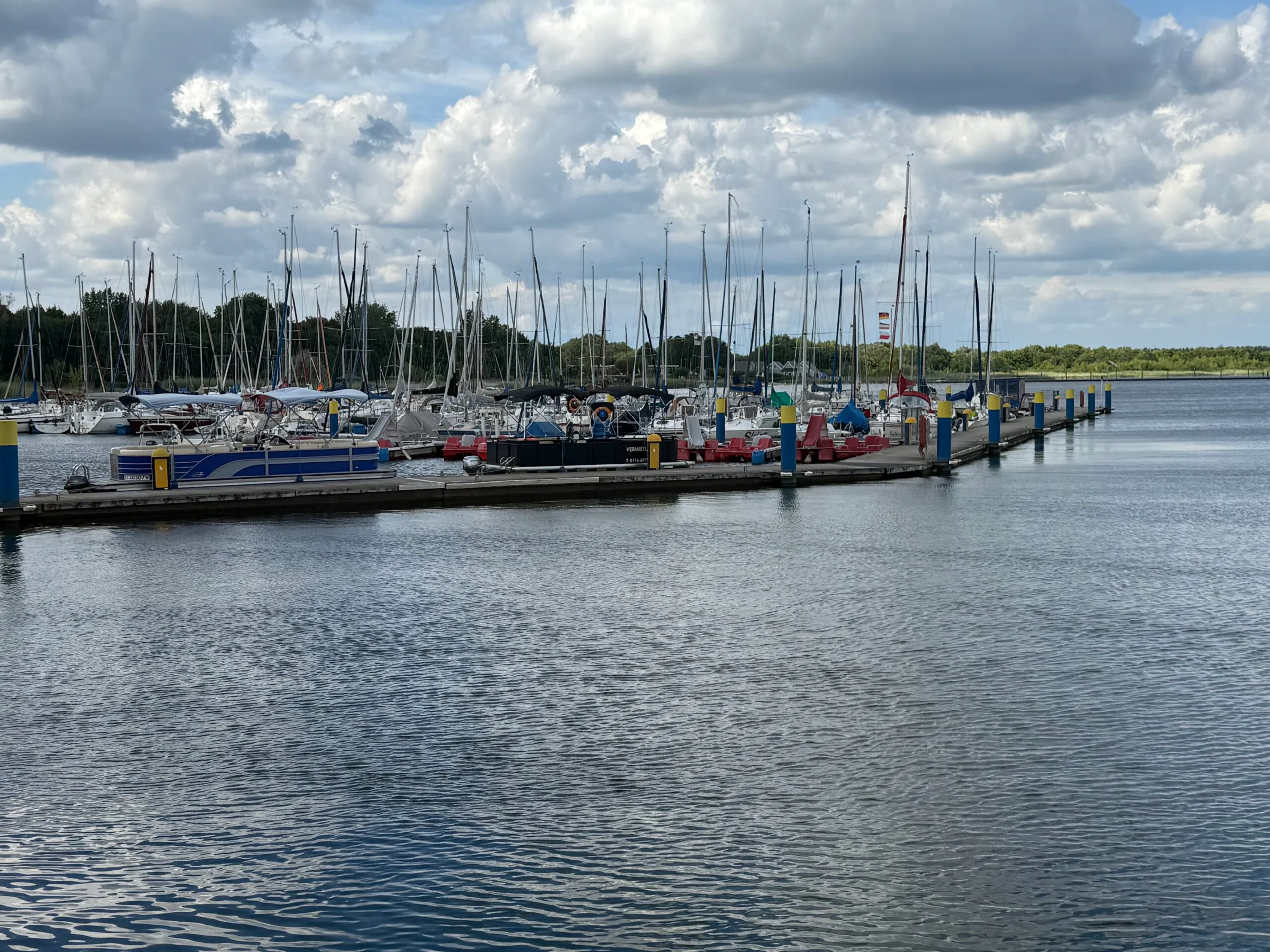 Bernstein Marina am Großen Goitzschesee mit Steganlage und Segelbooten