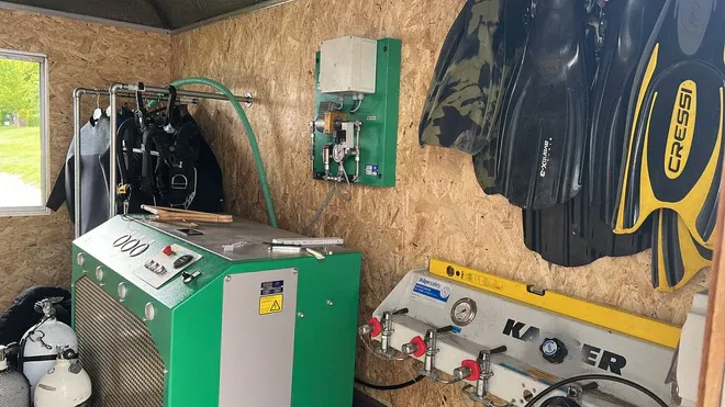 Füllanlage der Tauchbasis mit Kompressor und Füllrampen