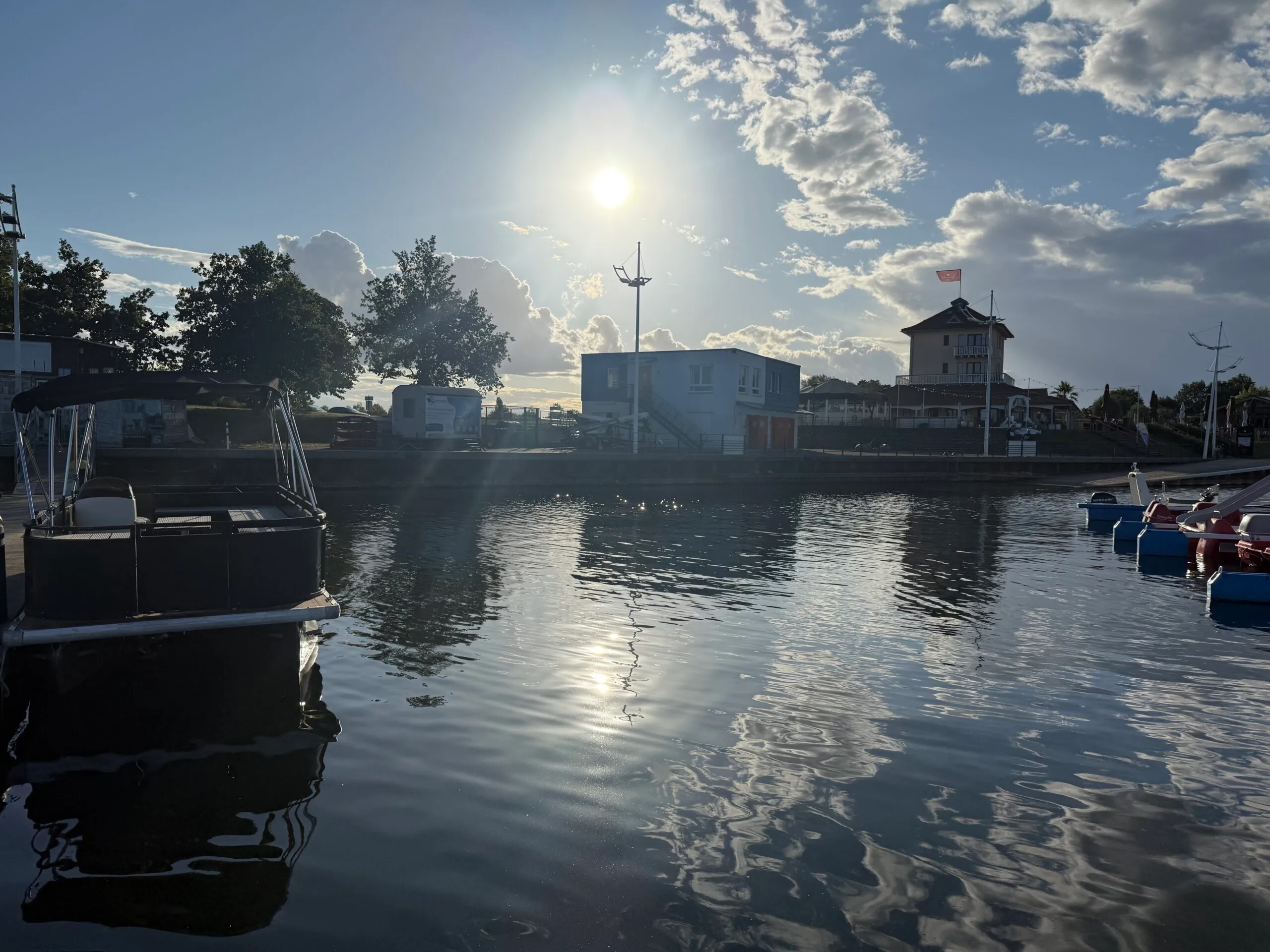 Hafen der Bernstein Marina in der Abendsonne