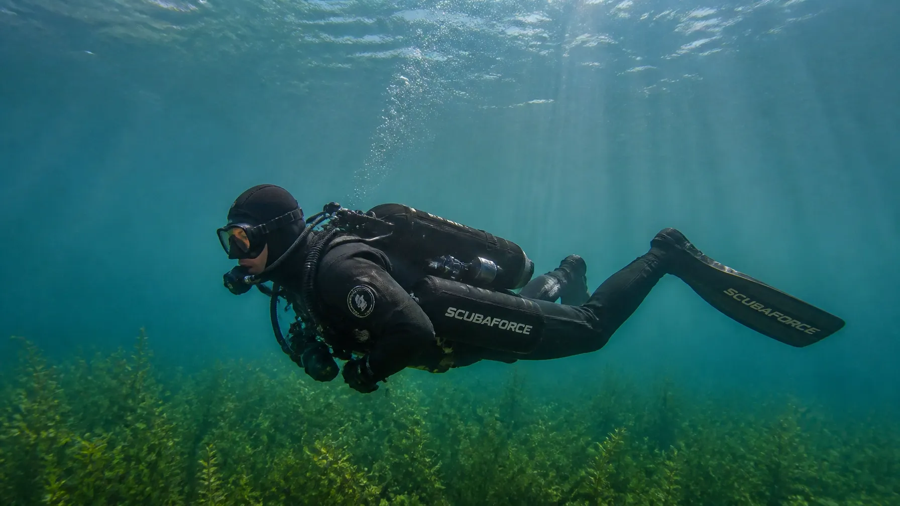 Taucher im Trockenanzug über den Unterwasserwiesen des Großen Goitzschesees